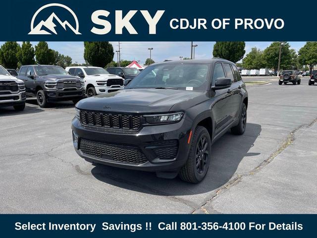 Photo of 2025 Diamond Black Crystal Pearlcoat Jeep Grand Cherokee