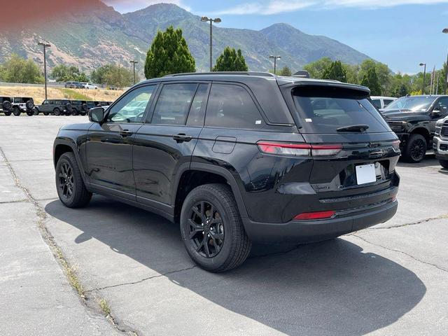 Photo of 2025 Diamond Black Crystal Pearlcoat Jeep Grand Cherokee