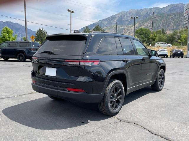 Photo of 2025 Diamond Black Crystal Pearlcoat Jeep Grand Cherokee