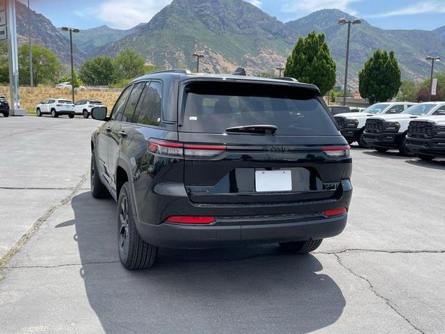 Photo of 2025 Diamond Black Crystal Pearlcoat Jeep Grand Cherokee