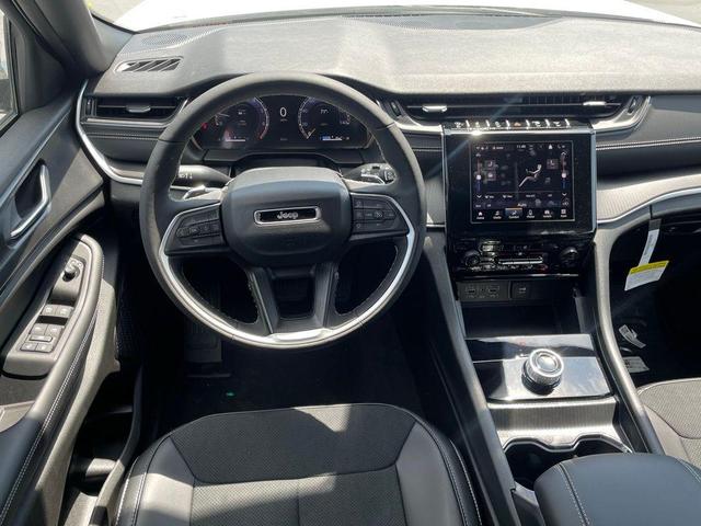 Photo of 2025 Bright White Clearcoat Jeep Grand Cherokee