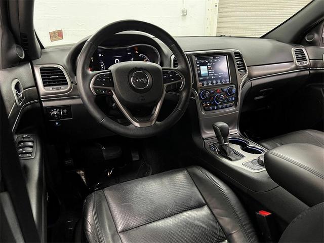 Photo of 2018 Diamond Black Crystal Pearlcoat Jeep Grand Cherokee