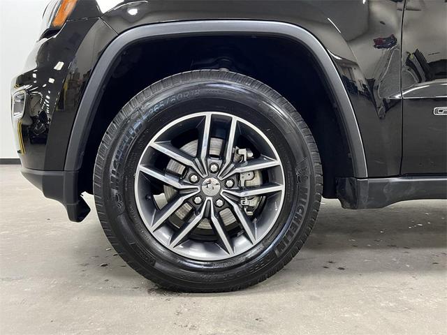 Photo of 2018 Diamond Black Crystal Pearlcoat Jeep Grand Cherokee