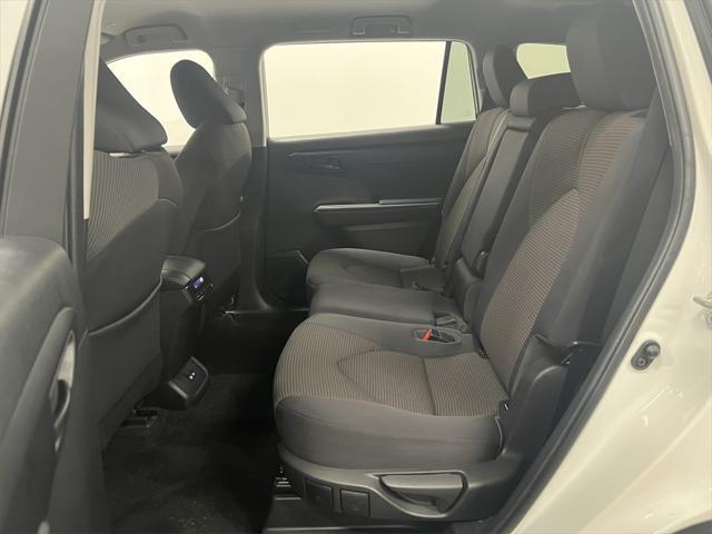 Photo of 2023 Wind Chill Pearl Toyota Highlander