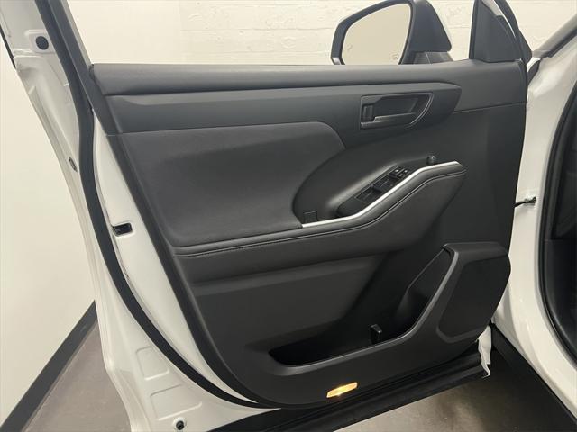Photo of 2023 Wind Chill Pearl Toyota Highlander