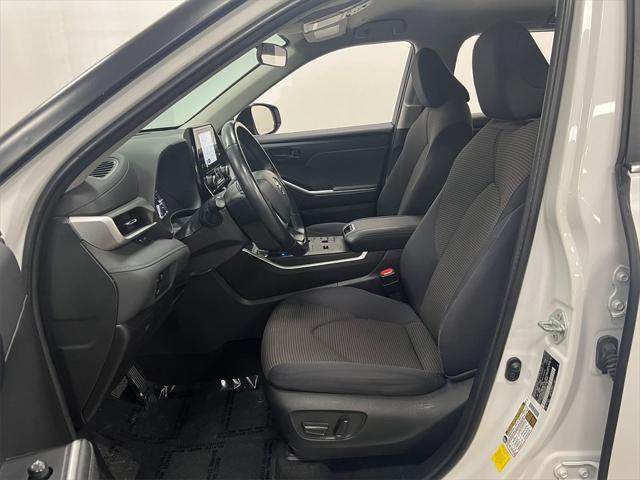 Photo of 2023 Wind Chill Pearl Toyota Highlander