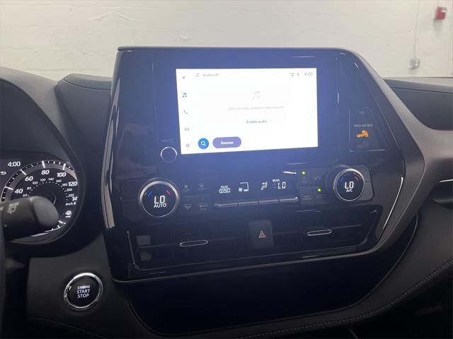 Photo of 2023 Wind Chill Pearl Toyota Highlander