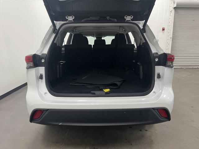 Photo of 2023 Wind Chill Pearl Toyota Highlander