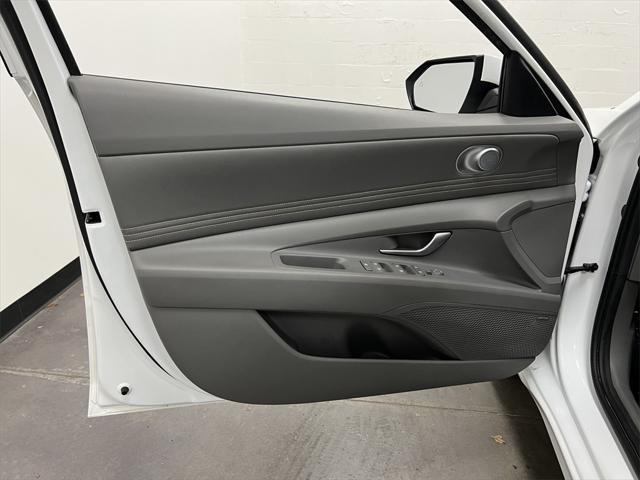 Photo of 2022 Quartz White Hyundai ELANTRA