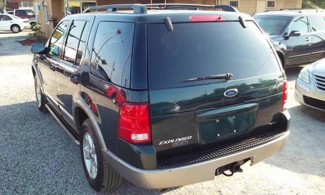 Photo of 2004 Green Ford Explorer