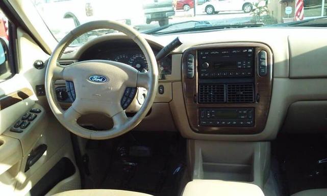 Photo of 2004 Green Ford Explorer