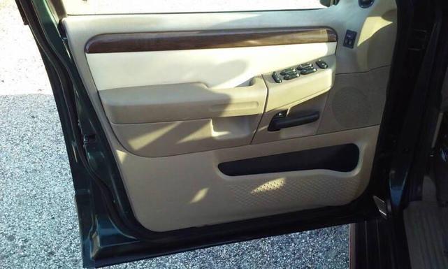 Photo of 2004 Green Ford Explorer
