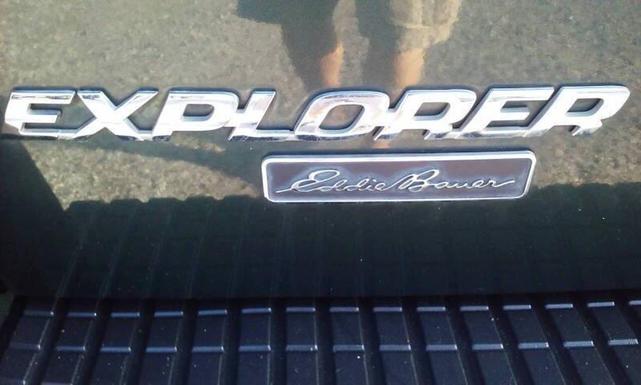 Photo of 2004 Green Ford Explorer