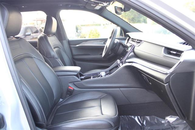 Photo of 2024 Silver Zynith Jeep Grand Cherokee 4xe