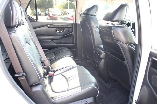 Photo of 2025 Platinum White Pearl Honda Pilot