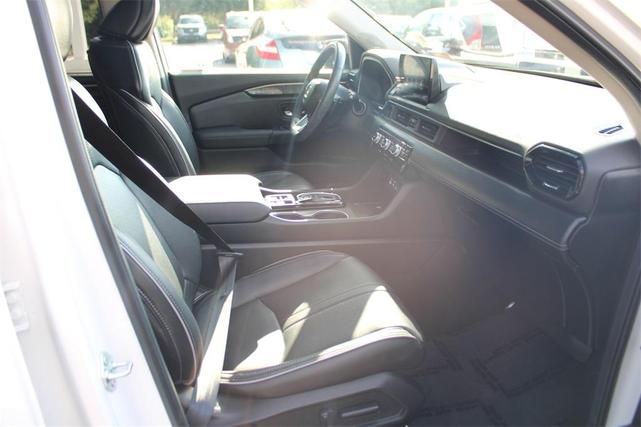 Photo of 2025 Platinum White Pearl Honda Pilot
