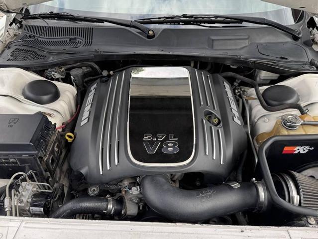 Photo of 2010 White Dodge Challenger