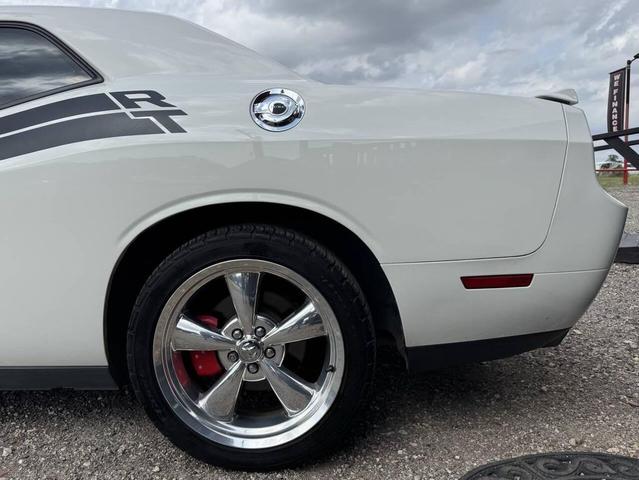 Photo of 2010 White Dodge Challenger