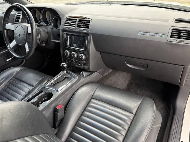 Photo of 2010 White Dodge Challenger