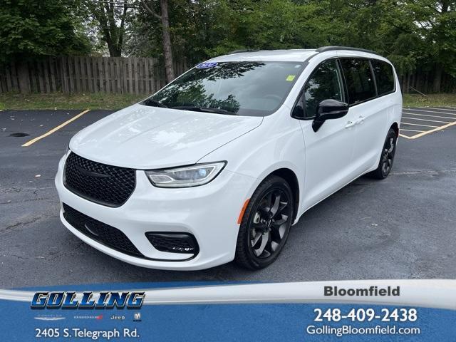 Photo of 2024 Bright White Clearcoat Chrysler Pacifica