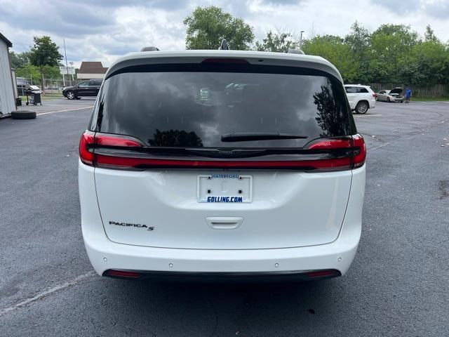 Photo of 2024 Bright White Clearcoat Chrysler Pacifica
