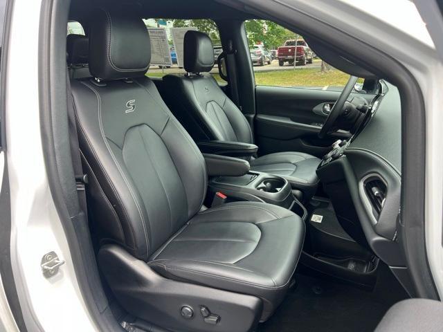 Photo of 2024 Bright White Clearcoat Chrysler Pacifica