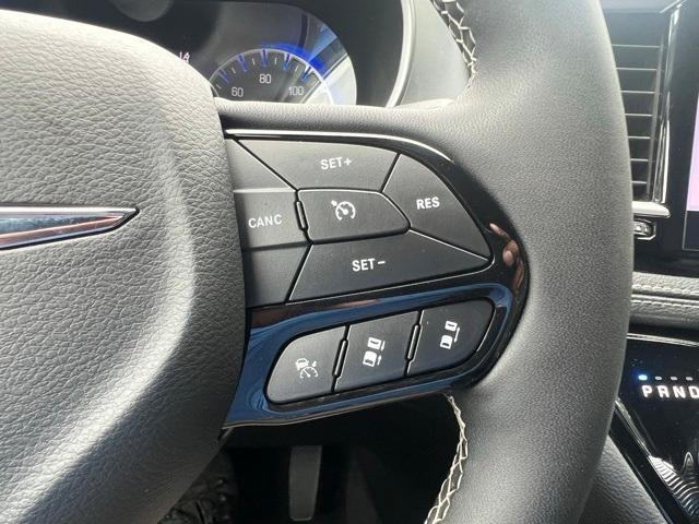 Photo of 2024 Bright White Clearcoat Chrysler Pacifica