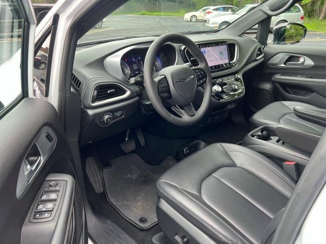Photo of 2024 Bright White Clearcoat Chrysler Pacifica
