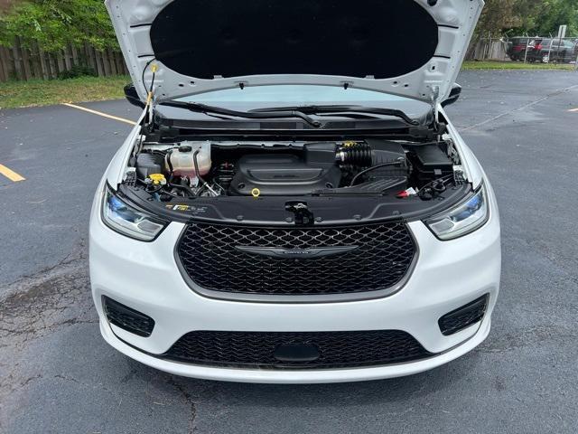 Photo of 2024 Bright White Clearcoat Chrysler Pacifica