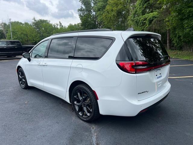 Photo of 2024 Bright White Clearcoat Chrysler Pacifica