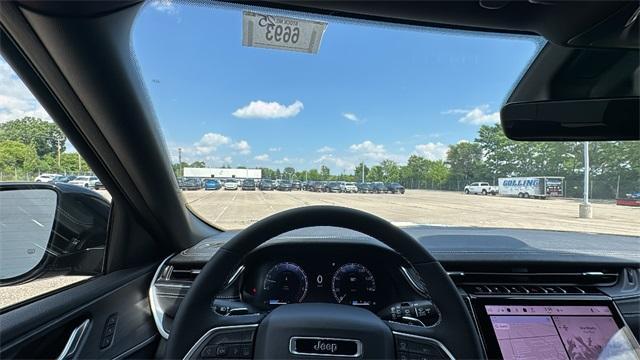 Photo of 2025 Metallic Jeep Grand Cherokee