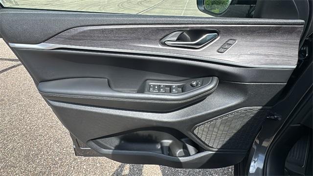 Photo of 2025 Metallic Jeep Grand Cherokee