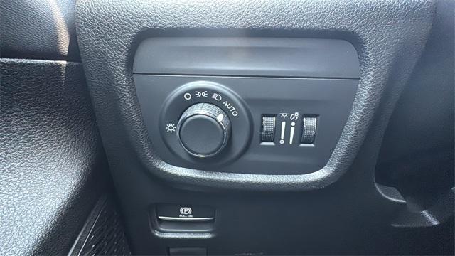 Photo of 2025 Silver Zynith Jeep Grand Cherokee L