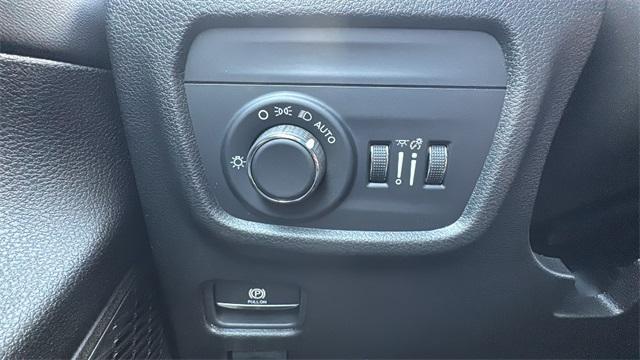Photo of 2025 Silver Zynith Jeep Grand Cherokee L