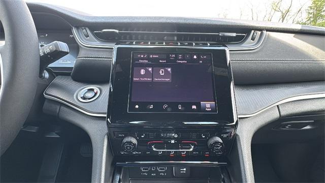Photo of 2025 Silver Zynith Jeep Grand Cherokee L