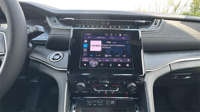 Photo of 2025 Silver Zynith Jeep Grand Cherokee L