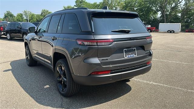 Photo of 2025 Metallic Jeep Grand Cherokee