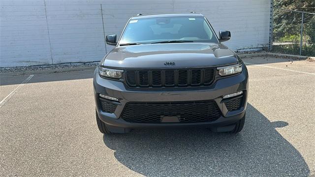 Photo of 2025 Metallic Jeep Grand Cherokee