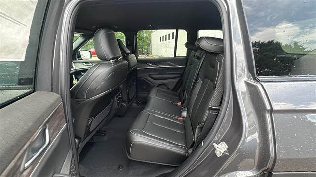 Photo of 2025 Metallic Jeep Grand Cherokee