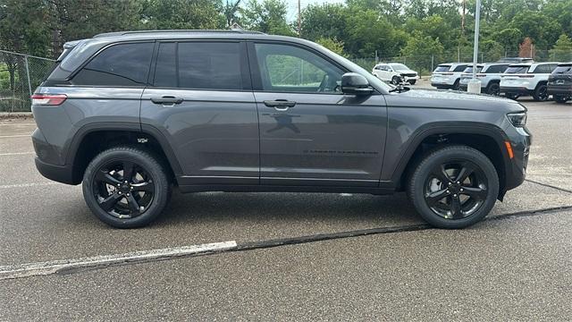 Photo of 2025 Metallic Jeep Grand Cherokee