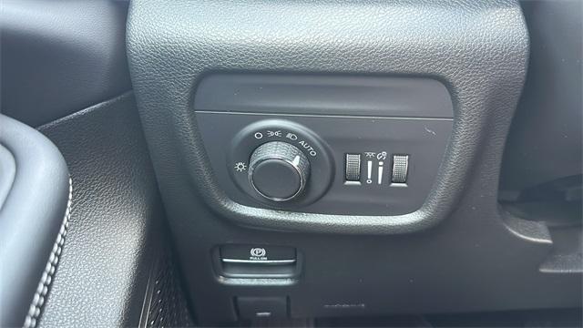 Photo of 2025 Diamond Black Jeep Grand Cherokee L