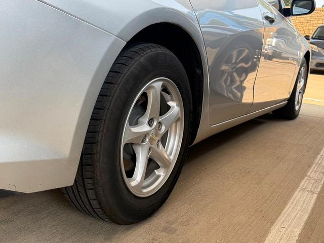 Photo of 2018 Silver Ice Metallic Chevrolet Malibu