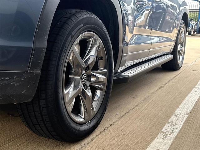 Photo of 2019 Shoreline Blue Pearl Toyota Highlander
