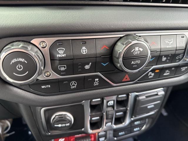 Photo of 2025 Bright White Clearcoat Jeep Gladiator