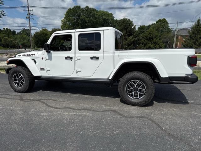 Photo of 2025 Bright White Clearcoat Jeep Gladiator