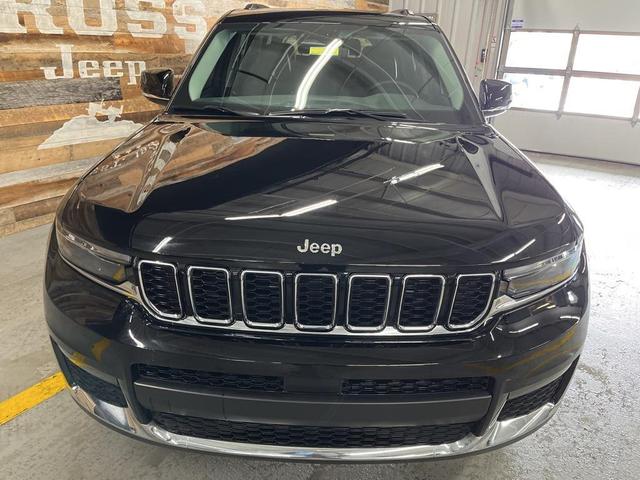 Photo of 2023 Diamond Black Crystal Pearlcoat Jeep Grand Cherokee L