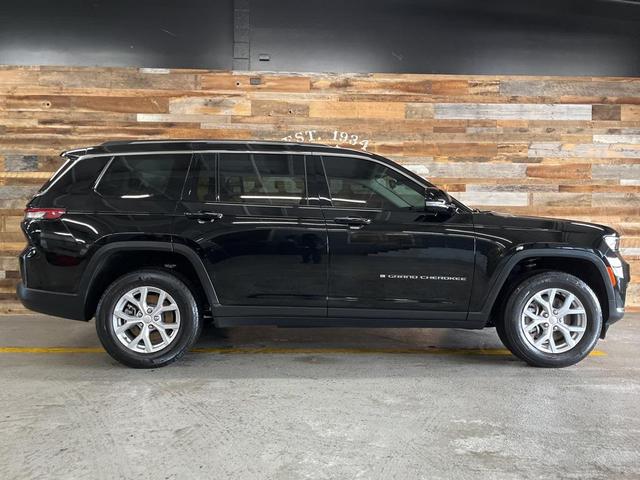 Photo of 2023 Diamond Black Crystal Pearlcoat Jeep Grand Cherokee L
