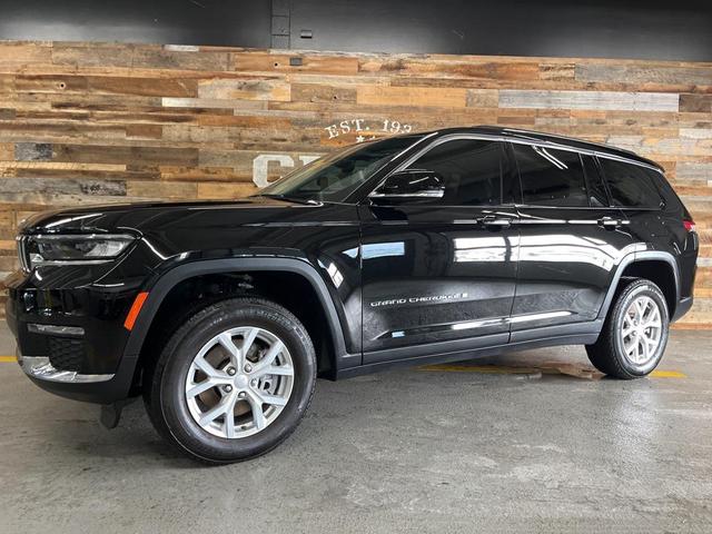 Photo of 2023 Diamond Black Crystal Pearlcoat Jeep Grand Cherokee L