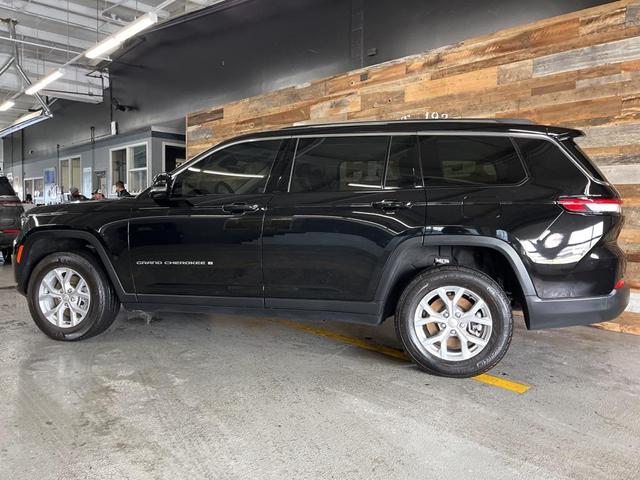 Photo of 2023 Diamond Black Crystal Pearlcoat Jeep Grand Cherokee L