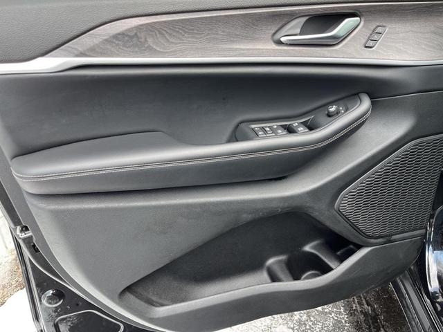 Photo of 2023 Diamond Black Crystal Pearlcoat Jeep Grand Cherokee L